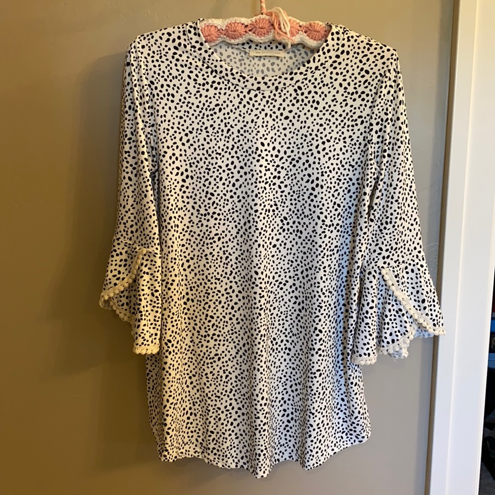 Medium spotted tunic with ruffle 3/4 sleeves